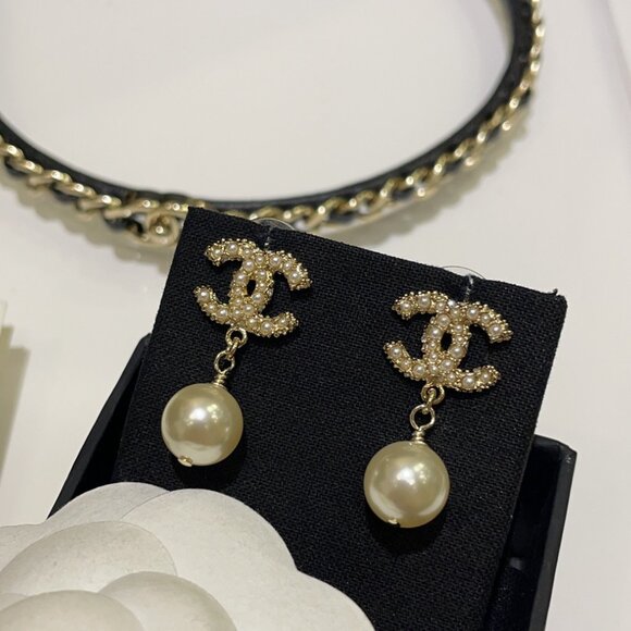 CHANEL Crystal-Embellished Silver Earrings - Picture 8 of 9